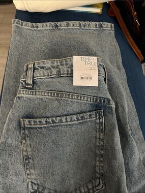 Time and Tru Women's Light Wash Relaxed Jeans